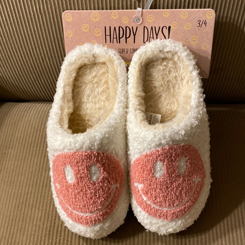 Little Girls Size 3/4 Pink Smiley Face Slippers 😀